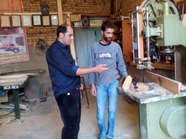 Реза Мабини Дехкорди у својој радионици - Sputnik Србија