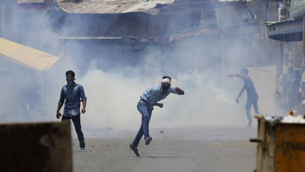 Кашмирски муслимани бацају каменице на индијске војнике у Сринагару. Индијске снаге безбедности сукобили су се са демонстрантима у неким деловима Кашмира. - Sputnik Србија