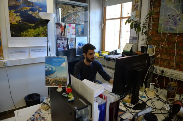 Mladi Francuz radi u agenciji NVM, bavi se veb- dizajnom - Sputnik Srbija