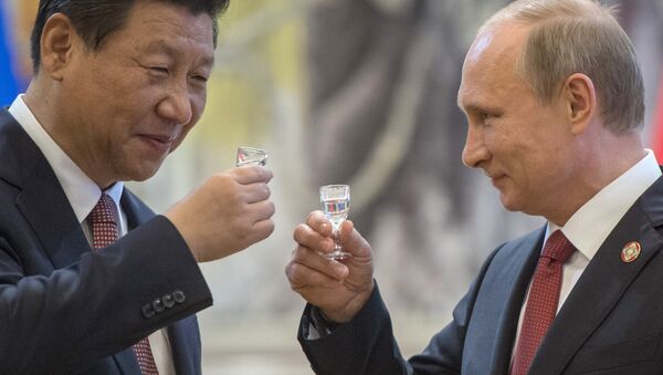 Predsednik Rusije Vladimir Putin i predsednik Kine Si Đinping nakon potpisivanja zajedničkih sporazuma u Šangaju. - Sputnik Srbija