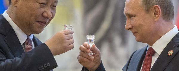 Predsednik Rusije Vladimir Putin i predsednik Kine Si Đinping nakon potpisivanja zajedničkih sporazuma u Šangaju. - Sputnik Srbija