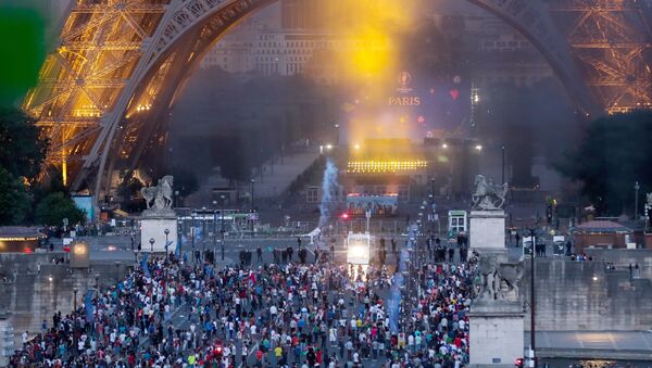 Млади навијачи у сукобу са интервентном полицијом испод Ајфелове куле у Паризу. - Sputnik Србија