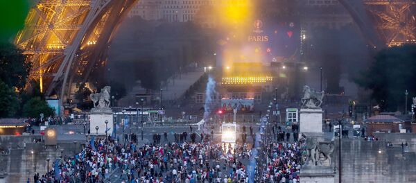 Млади навијачи у сукобу са интервентном полицијом испод Ајфелове куле у Паризу. Млади навијачи у сукобу са интервентном полицијом испод Ајфелове куле у Паризу. - Sputnik Србија