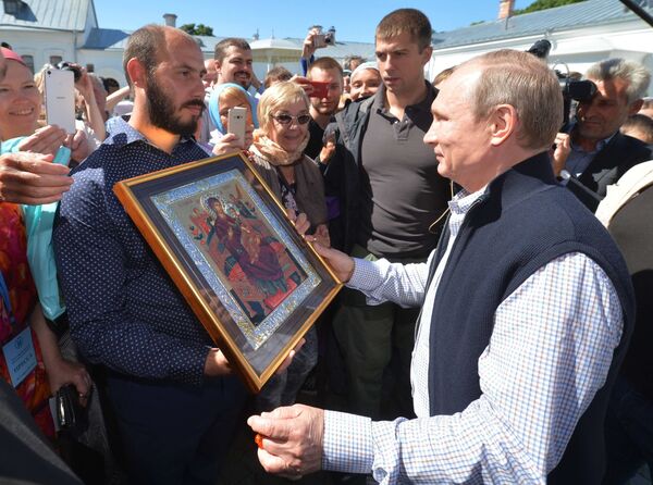 Руски председник Владимир Путин поклонио је манастиру икону из 19. века. Руски председник Владимир Путин поклонио је манастиру икону из 19. века. - Sputnik Србија