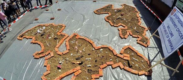 Maketa masovne grobnice u Sarajevu, u obliku granica RS, povodom obeležavanja godišnjice zločina u Srebrenici - Sputnik Srbija