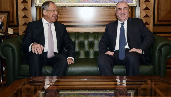 Ministar spoljnih poslova Rusije Sergej Lavrov i ministar spoljnih poslova Azerbejdžana Elmar Mamedjarov tokom sastanka u Bakuu. - Sputnik Srbija