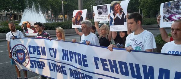 Припадници Српског сабора Заветници у близини Народне Скупштине Србије са транспарентом. Припадници Српског сабора Заветници у близини Народне Скупштине Србије са транспарентом. - Sputnik Србија