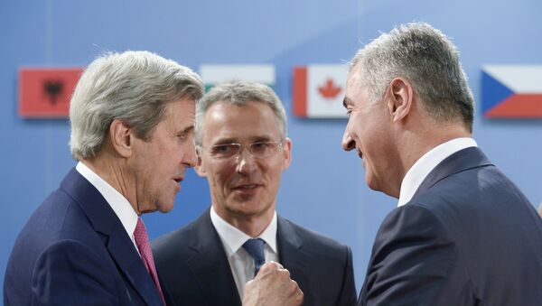 Crnogorski premijer Milo Đukanović, desno, razgovara sa SAD državnim sekretarom Džonom Kerijem, levo, i generalni sekretar NATO Jens Stoltenberg - Sputnik Srbija