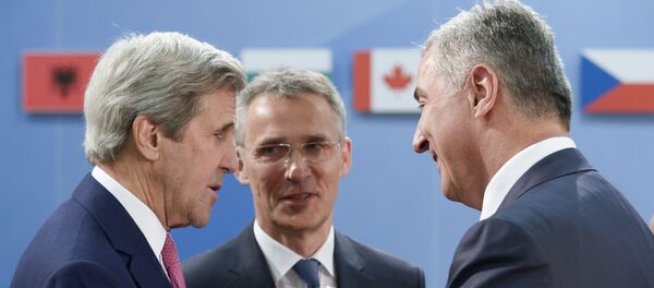 Crnogorski premijer Milo Đukanović, desno, razgovara sa SAD državnim sekretarom Džonom Kerijem, levo, i generalni sekretar NATO Jens Stoltenberg - Sputnik Srbija