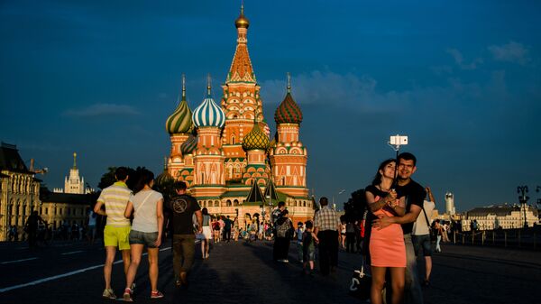 Turisti na Crvenom trgu u Moskvi - Sputnik Srbija