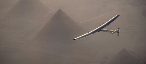 Авион на соларне ћелије Соларни импулс 2, којим пилотира Швајцарац Андре Боршберг, прелеће изнад Великих пирамида у Гизи. Авион на соларне ћелије Соларни импулс 2, којим пилотира Швајцарац Андре Боршберг, прелеће изнад Великих пирамида у Гизи. - Sputnik Србија