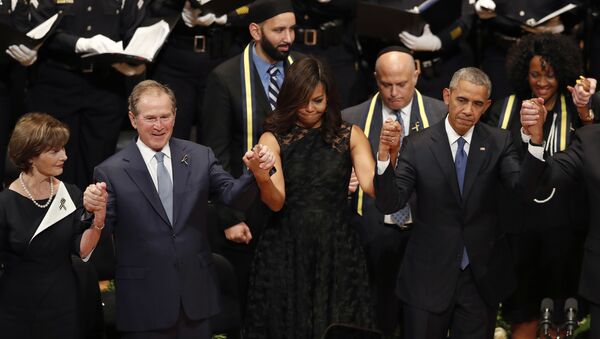 From left, former first lady Laura Bush, former President George W. Bush, first lady Michelle Obama and President Barack Obama join hands during a memorial service at the Morton H. Meyerson Symphony Center with the families of the fallen police officers, Tuesday, July 12, 2016, in Dallas - Sputnik Srbija