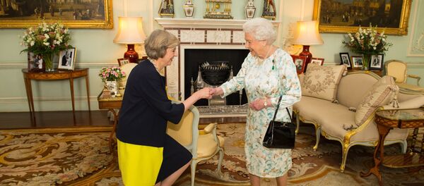 Queen Elizabeth II welcomes Theresa May, left, at the start of an audience in Buckingham Palace, London, where she invited the former Home Secretary to become Prime Minister and form a new government, Wednesday July 13, 2016 - Sputnik Srbija