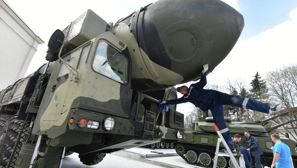 Радник чисти интерконтиненталну балистичку ракету Топољ-М на аеромитингу у Москви. - Sputnik Србија