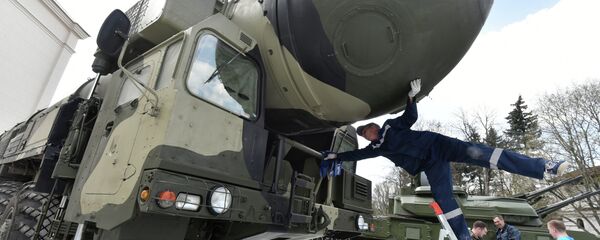 Радник чисти интерконтиненталну балистичку ракету Топољ-М на аеромитингу у Москви. - Sputnik Србија
