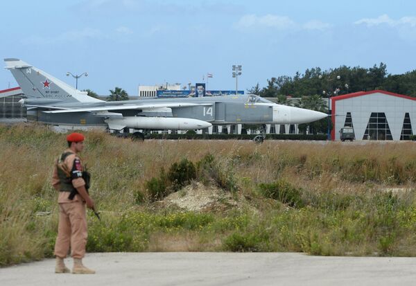 Руски авион Су-24 на писти ваздушне базе Хмејмим у Сирији. Руски авион Су-24 на писти ваздушне базе Хмејмим у Сирији. - Sputnik Србија