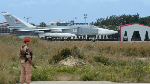 Руски авион Су-24 на писти ваздушне базе Хмејмим у Сирији. - Sputnik Србија