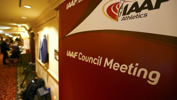 Novinari prolaze pored logoa Međunarodne atletske federacije (IAAF) u Beču. - Sputnik Srbija