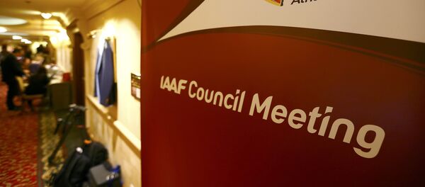 Новинари пролазе поред логоа Међународне атлетске федерације (ИААФ) у Бечу. - Sputnik Србија
