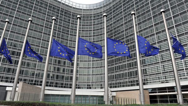 Заставе ЕУ на пола копља испред седишта ЕУ у Бриселу - Sputnik Србија