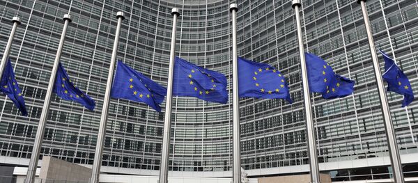 Zastave EU na pola koplja ispred sedišta EU u Briselu - Sputnik Srbija