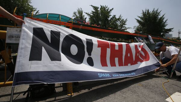 Demonstranti u Južnoj Koreji protestuju protiv postavljanja američkog protivraketnog sistema THAAD ispred Ministarstva odbrane u Seulu. - Sputnik Srbija