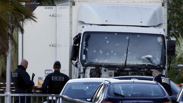 Kamion kojim je napadač uleteo u masu u Nici na proslavi Dana pada Bastilje - Sputnik Srbija