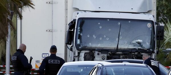 Камион којим је нападач улетео у масу у Ници на прослави Дана пада Бастиље - Sputnik Србија