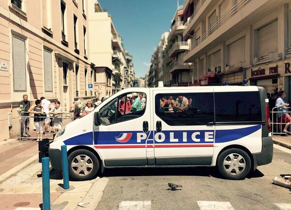 Полиција Француске блокирала улицу у Ници Полиција Француске блокирала улицу у Ници - Sputnik Србија