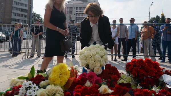 Цвеће испред амбасаде Француске у Москви - Sputnik Србија