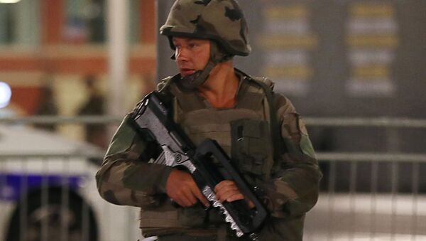 Francuski vojnik u blizini lokacije terorističkog napada u Nici - Sputnik Srbija