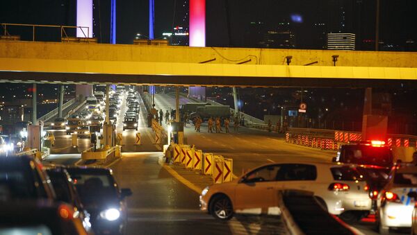 Turski bezbednjaci zadržavaju policiju na Bosforskom mostu u Istanbulu 15. jul 2016. - Sputnik Srbija
