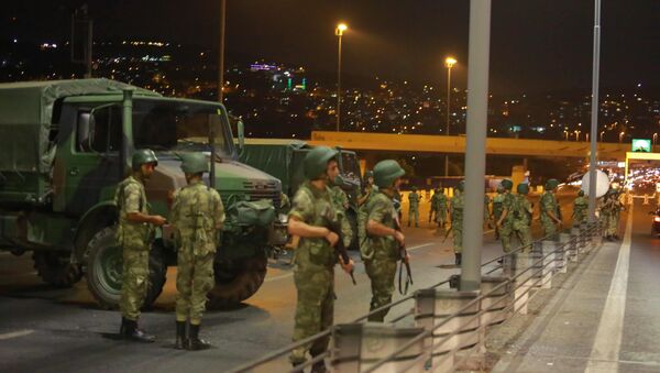 Турска војска на Босфорском мосту у Истанбулу 15. јул 2016. - Sputnik Србија