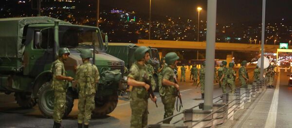 Turska vojska na Bosforskom mostu u Istanbulu 15. jul 2016. - Sputnik Srbija