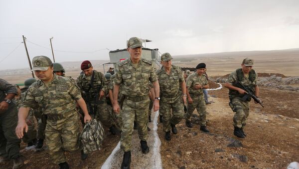 Начелник Генералштаба генерал Хулуси Акар у инспекцији турско-сиријске границе у новембру 2015. године - Sputnik Србија