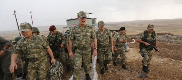 Начелник Генералштаба генерал Хулуси Акар у инспекцији турско-сиријске границе у новембру 2015. године - Sputnik Србија