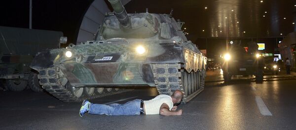 Човек лежи испред тенка турске војске на аеродрому Ататурк у Истанбулу Човек лежи испред тенка турске војске на аеродрому Ататурк у Истанбулу - Sputnik Србија