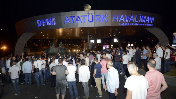 Народ окупљен испред турског оклопног возила на аеродрому Ататурк у Истанбулу - Sputnik Србија