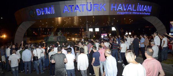 Народ окупљен испред турског оклопног возила на аеродрому Ататурк у Истанбулу Народ окупљен испред турског оклопног возила на аеродрому Ататурк у Истанбулу - Sputnik Србија