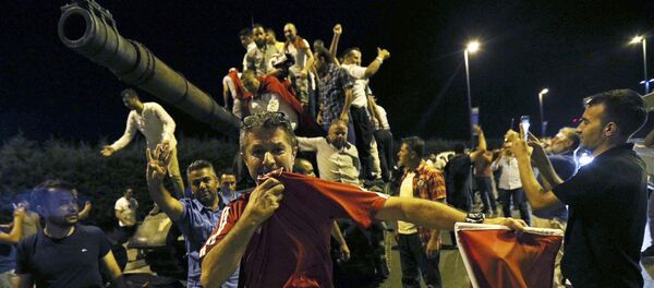 Народ на тенку турске војске на аеродрому Ататурк у Истанбулу Народ на тенку турске војске на аеродрому Ататурк у Истанбулу - Sputnik Србија