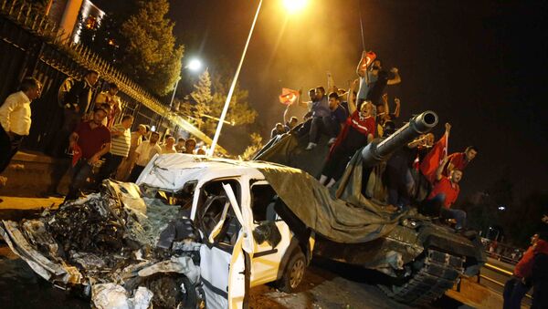 Народ у Анкари на тенку поред уништеног аутомобила, Турска - Sputnik Србија