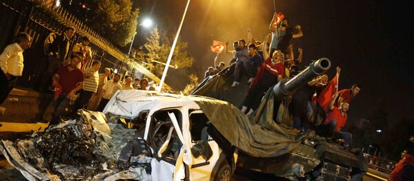 Narod u Ankari na tenku pored uništenog automobila, Turska - Sputnik Srbija