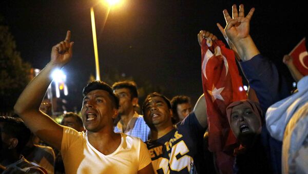 Људи у Анкари скандирају поред војних трупа, Турска 16.07. 2016. - Sputnik Србија