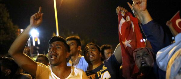 Ljudi u Ankari skandiraju pored vojnih trupa, Turska 16.07. 2016. - Sputnik Srbija