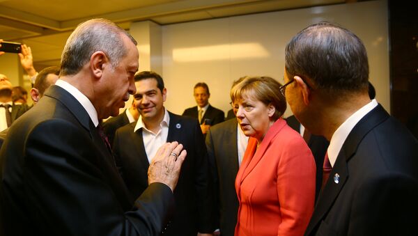 Turkish President Tayyip Erdogan (L) chats with German Chancellor Angela Merkel (2nd R), U.N. Secretary-General Ban Ki-moon (R) and Greek Prime Minister Alexis Tsipras (2nd L) during the World Humanitarian Summit in Istanbul, Turkey, May 23, 2016 - Sputnik Србија