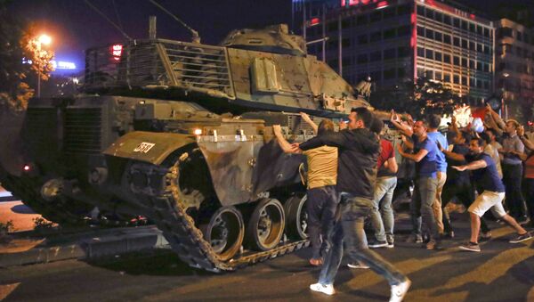Reakcija naroda u Ankari na vojni udar u Turskoj - Sputnik Srbija