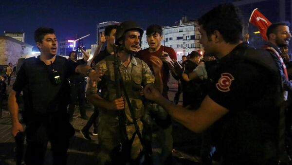 Турски војници предају своје оружје полицајцима током покушаја државног удара на Тргу Таксим у Истанбулу - Sputnik Србија
