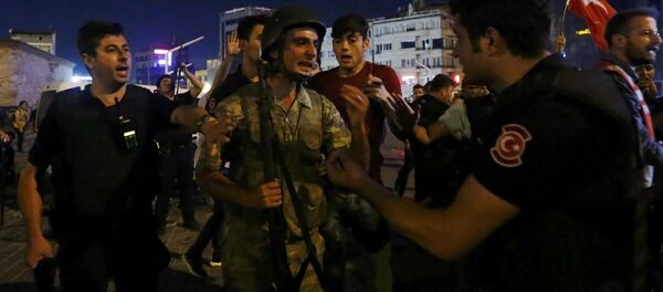 Турски војници предају своје оружје полицајцима током покушаја државног удара на Тргу Таксим у Истанбулу - Sputnik Србија