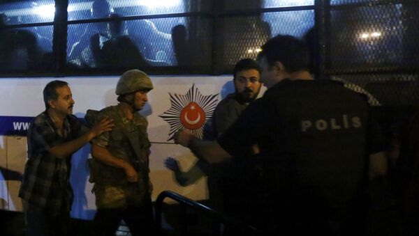 Turski vojnici se predaju policajcima tokom pokušaja državnog udara na Trgu Taksim u Istanbulu - Sputnik Srbija