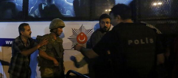 Turski vojnici se predaju policajcima tokom pokušaja državnog udara na Trgu Taksim u Istanbulu - Sputnik Srbija